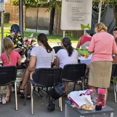 Delavnica izdelovanja rož s Klubom prleških babic