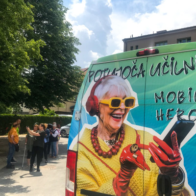 Izmenjevalnica oblačil in digitalno znanje za starejše